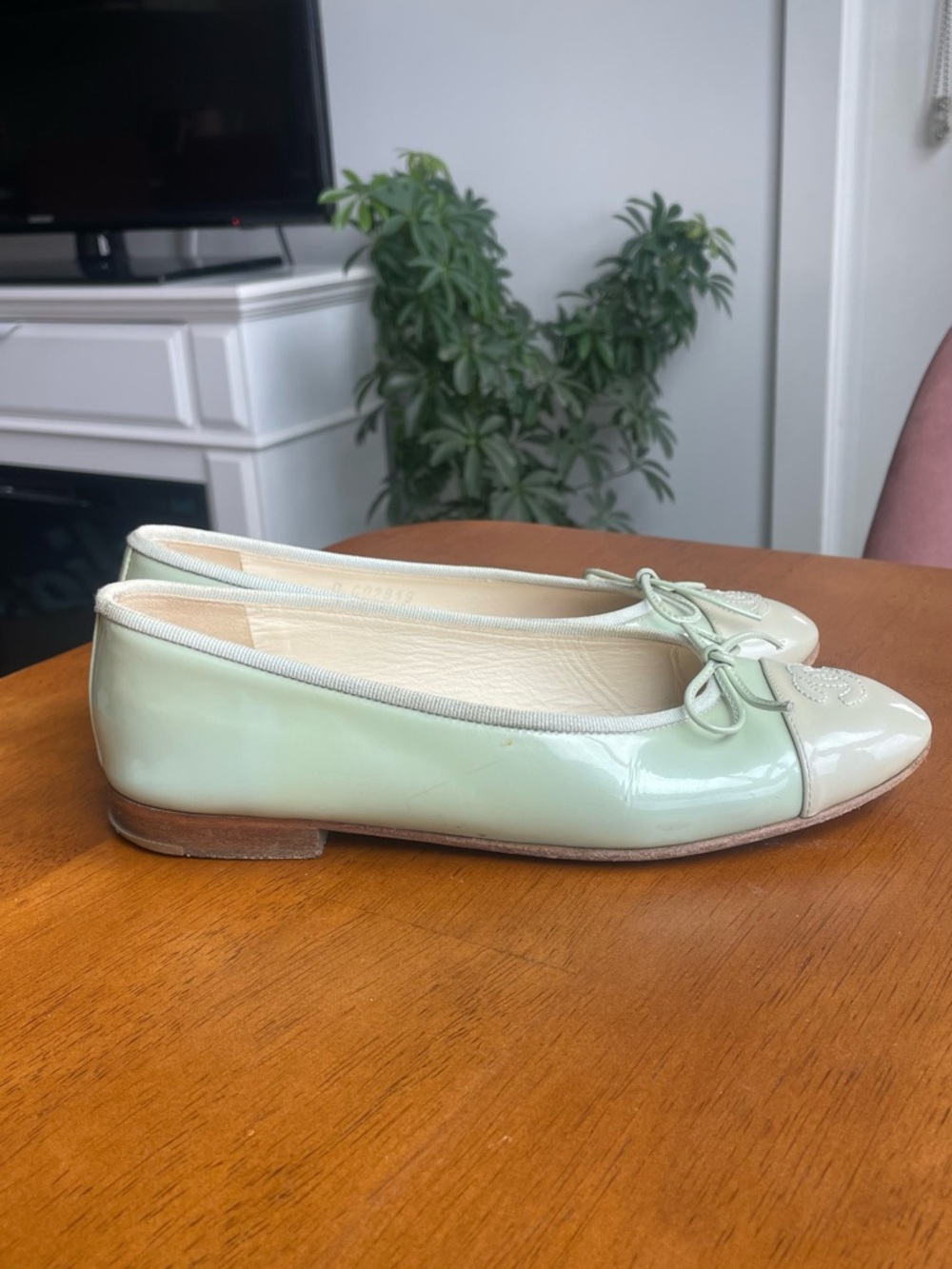 CHANEL Mint Green Two Tone Patent Leather Cap-Toe Ballet Flats - Picture 3 of 14